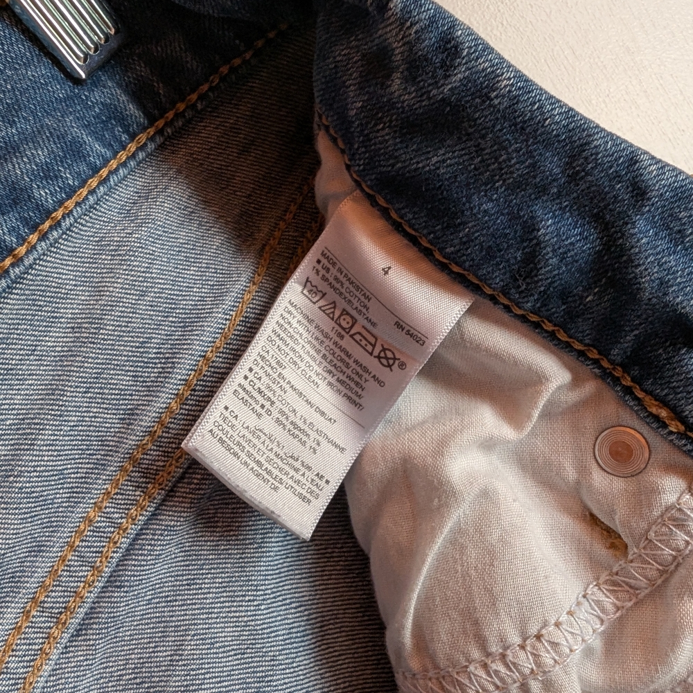 Old Navy Women's Classic Blue Cropped Jeans - Picture 2 of 6
